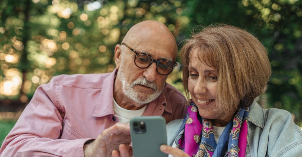 シニアがスマホでやさしいAIを使っている様子