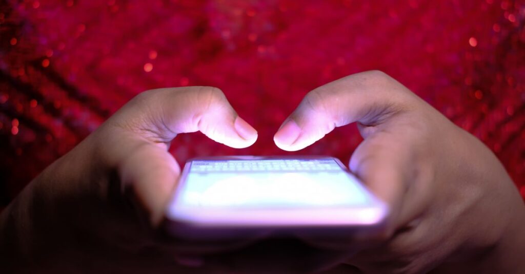 ChatGPTをスマホで安全に使うための方法と無料プランの違いを説明するイメージ画像