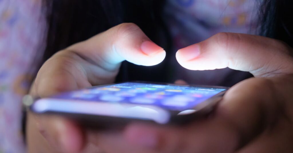 ChatGPTをスマホで安全に使うための方法と無料プランの違いを説明するイメージ画像