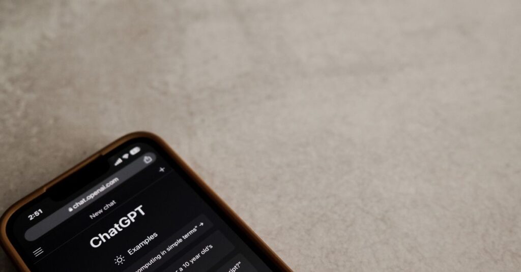 スマホでChatGPTを使えることを紹介するイメージ画像。初心者にもやさしいAIの解説シーン。