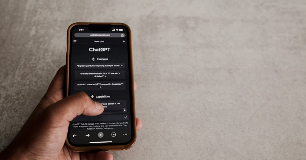 スマホでChatGPTを使えることを紹介するイメージ画像。初心者にもやさしいAIの解説シーン。