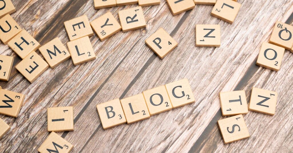 50代・60代のシニアがAIを使いながら落ち着いてブログ記事を書いているイメージ。経験を活かす様子