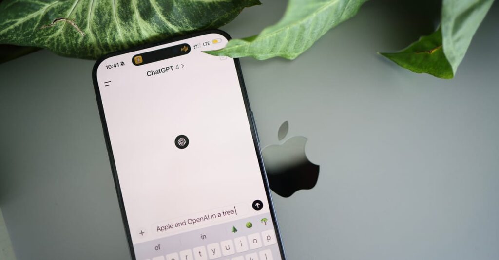 スマホでChatGPTを使えることを紹介するイメージ画像。初心者にもやさしいAIの解説シーン。