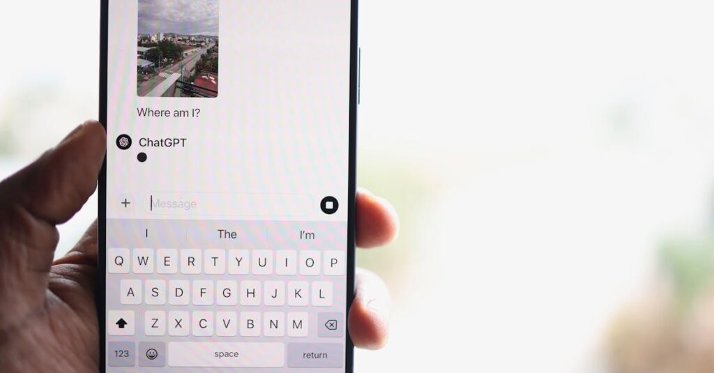 スマホでChatGPTを使えることを紹介するイメージ画像。初心者にもやさしいAIの解説シーン。