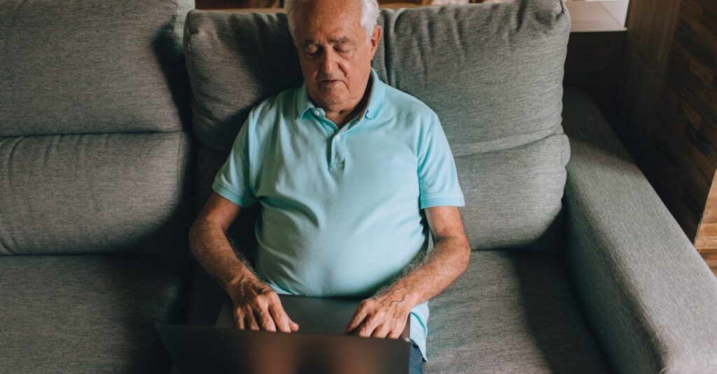 50代の方がインターネットでアフィリエイトブログを書いている様子を示すイメージ画像
