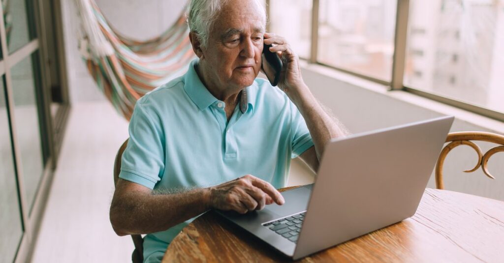 50代の方がインターネットでアフィリエイトブログを書いている様子を示すイメージ画像