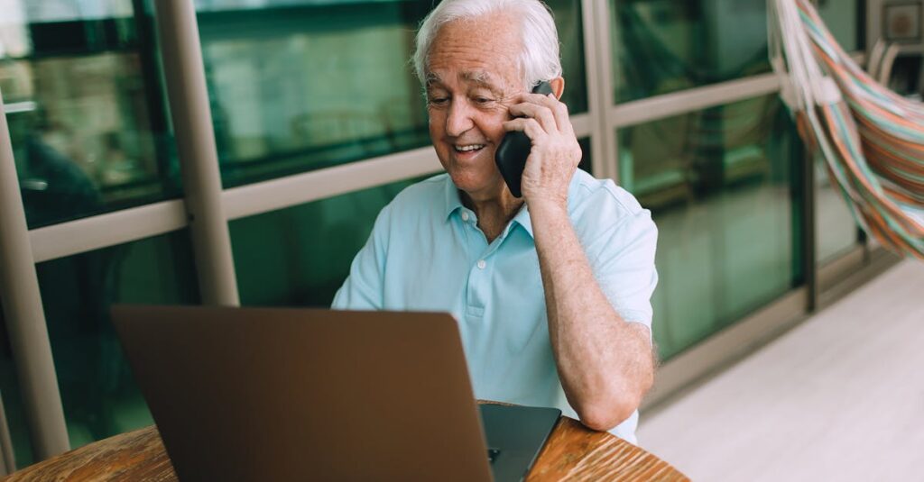 在宅で副業を楽しむシニアの安心した表情を描いたイメージ画像