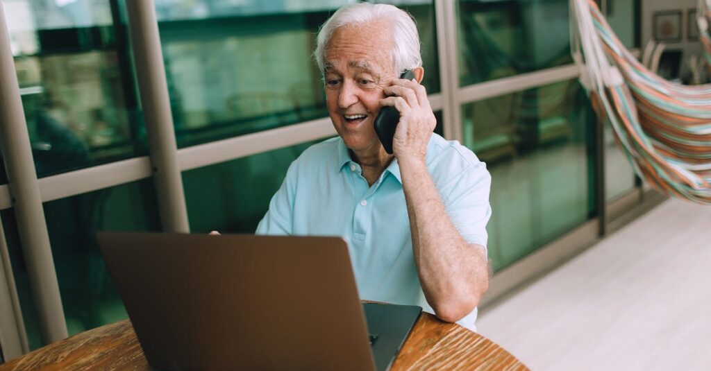 在宅で副業を楽しむシニアの安心した表情を描いたイメージ画像