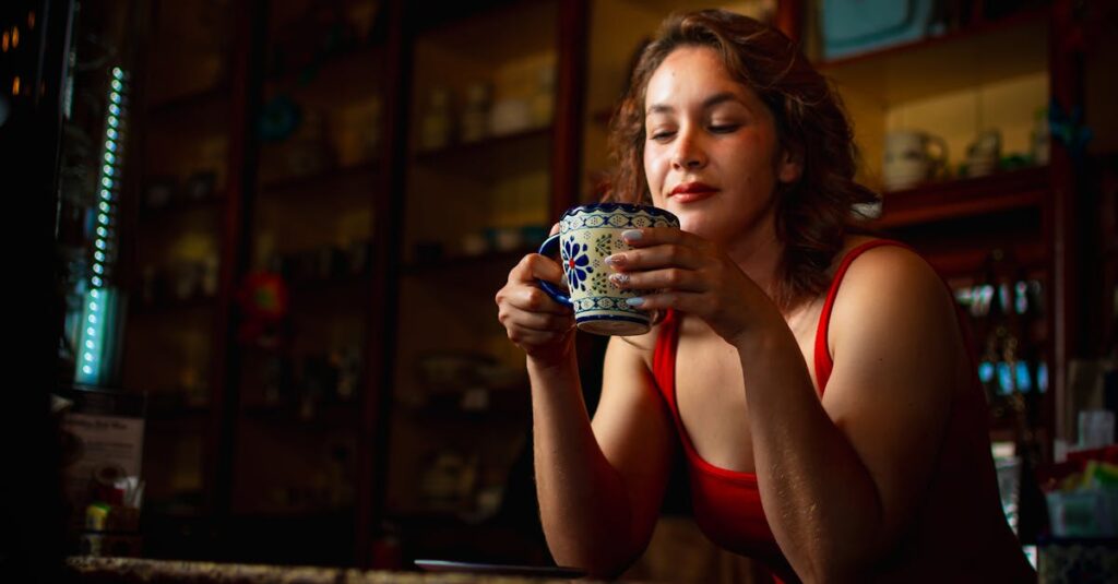 50代・60代のシニアが落ち着いた様子でChatGPTを使い、文章やアイデアを考えているイメージ