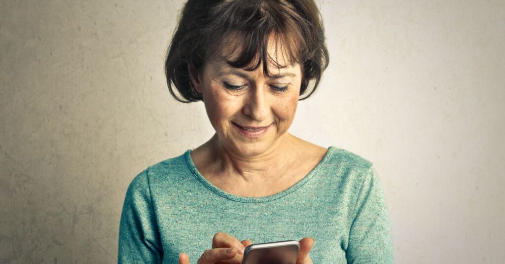 50代・60代がスマホを使ってAIを活用しているイメージ。無理なくAIと付き合うシニアの姿