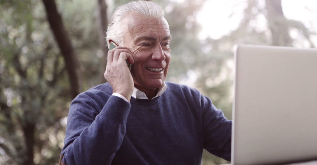 50代・60代のシニアが落ち着いた様子でChatGPTを使い、文章やアイデアを考えているイメージ