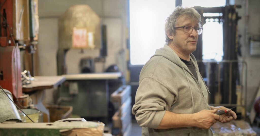 50代・60代のシニアが落ち着いた環境で副業や将来について考えているイメージ。安心して選択肢を検討する様子