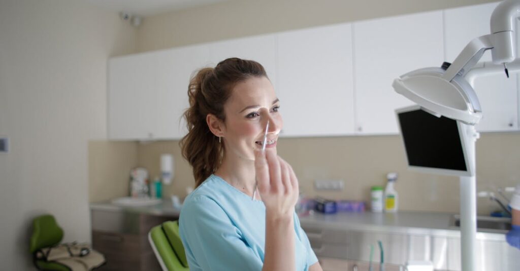 副業向けAIツールを実際に導入して初めの一歩を踏み出そうとしているイメージ画像