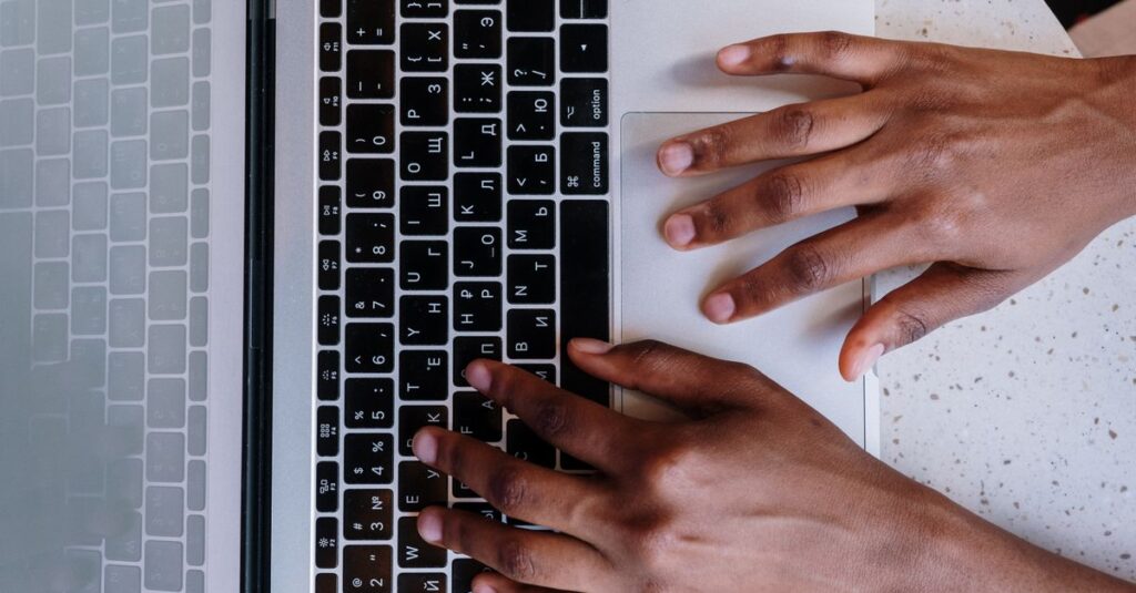 ChatGPTを使って初めてブログ記事を書いてみようとしている様子を示すイメージ画像