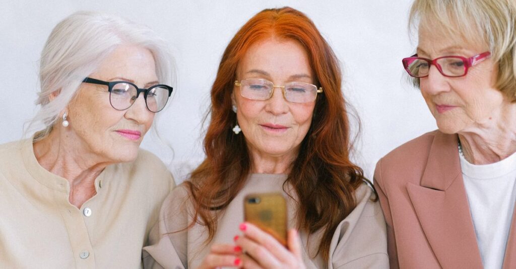 50代・60代がスマホを使ってAIを活用しているイメージ。無理なくAIと付き合うシニアの姿