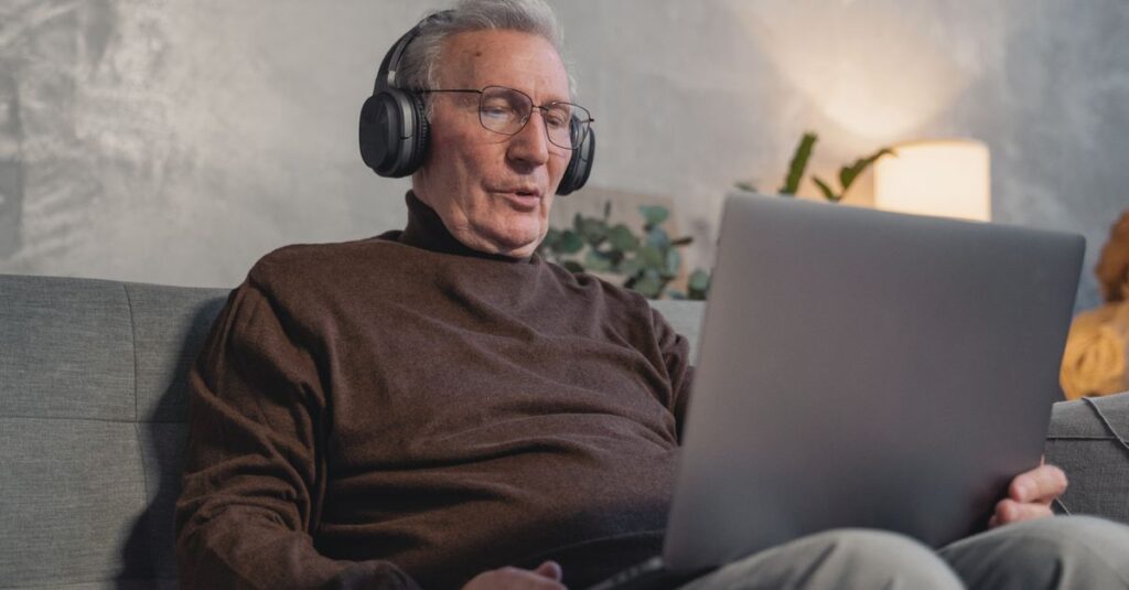 50代・60代のシニアが落ち着いた様子でChatGPTを使い、文章やアイデアを考えているイメージ