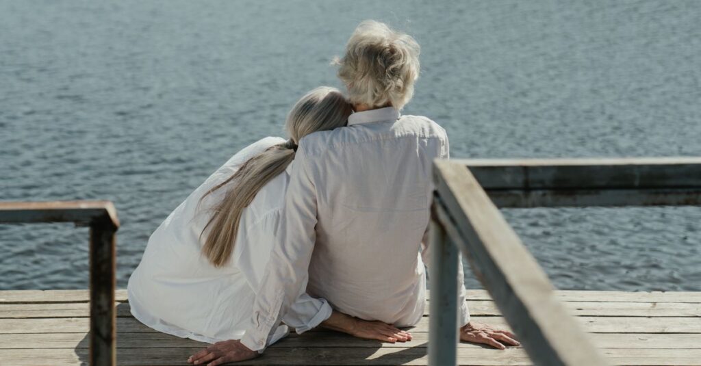 50代・60代のシニアが落ち着いた気持ちで将来の選択肢を考えているイメージ。急がず安心して考える様子