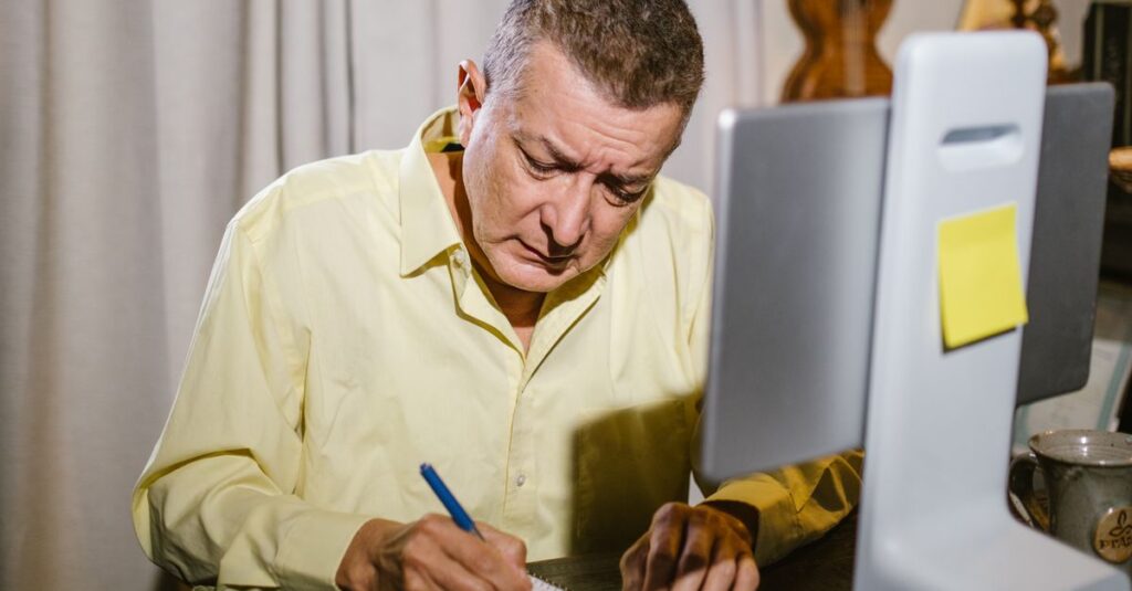 50代・60代が自宅でAIや副業について学んでいるイメージ。落ち着いた環境で学ぶシニアの姿