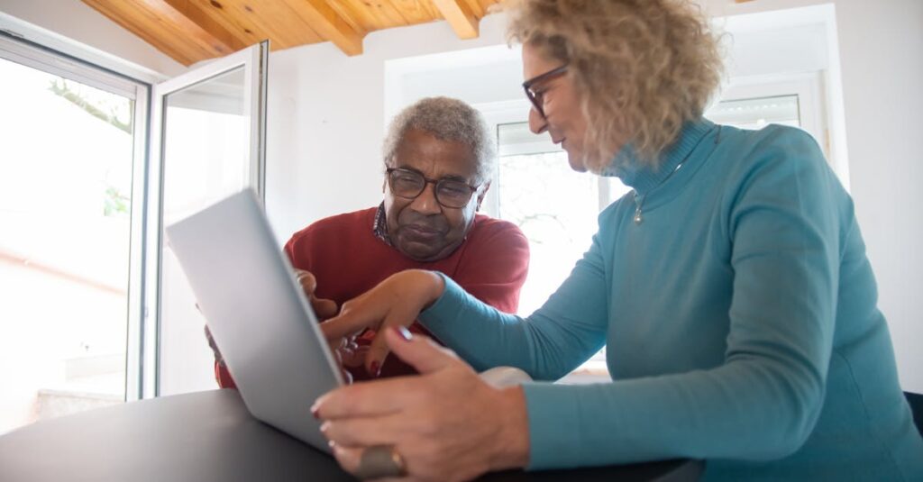 シニアがChatGPTを使って会話する様子をやさしく描いたイメージ画像