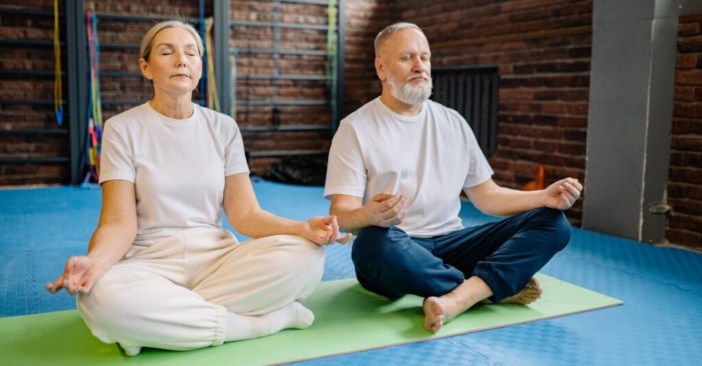 50代・60代のシニアが落ち着いた気持ちで将来の選択肢を考えているイメージ。急がず安心して考える様子