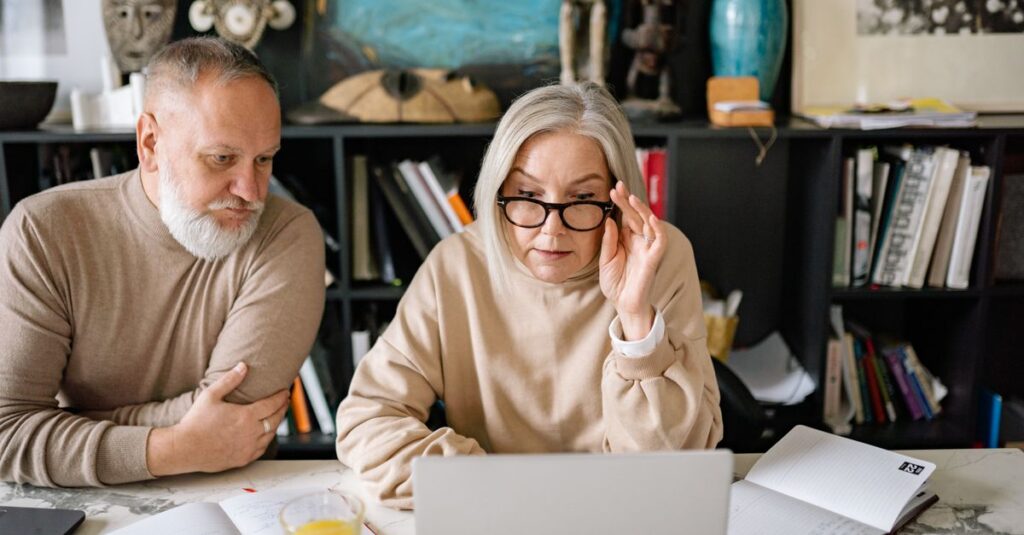 50代・60代が将来を考えながら穏やかに過ごすシニアのイメージ。人生のプランBを考える安心感を表現