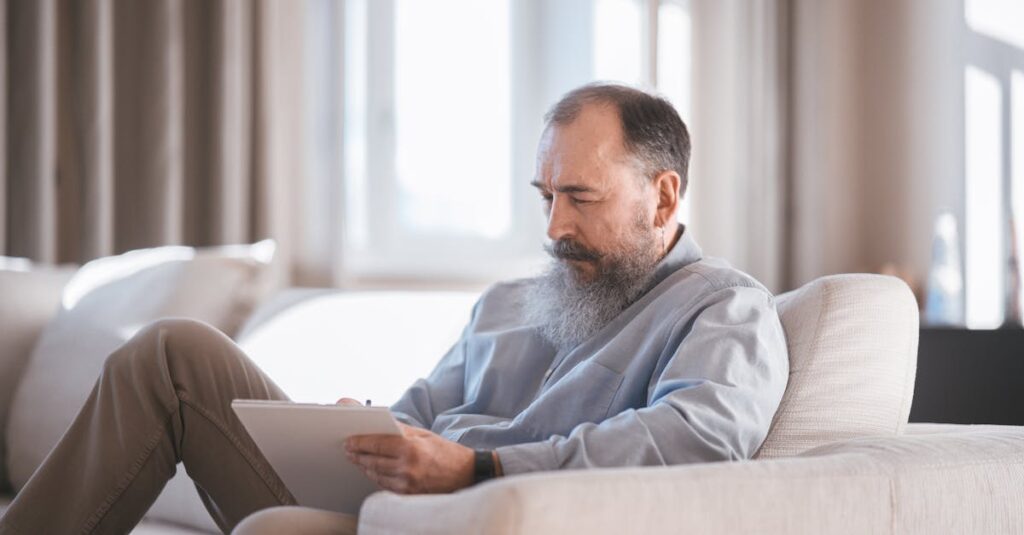 50代・60代のシニアが落ち着いた表情で複数の選択肢から自分に合うものを選んでいるイメージ
