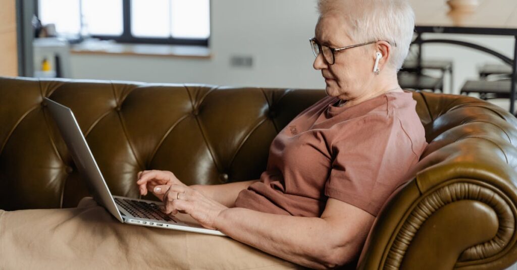 50代・60代のシニアが落ち着いた様子でChatGPTを使い、文章やアイデアを考えているイメージ
