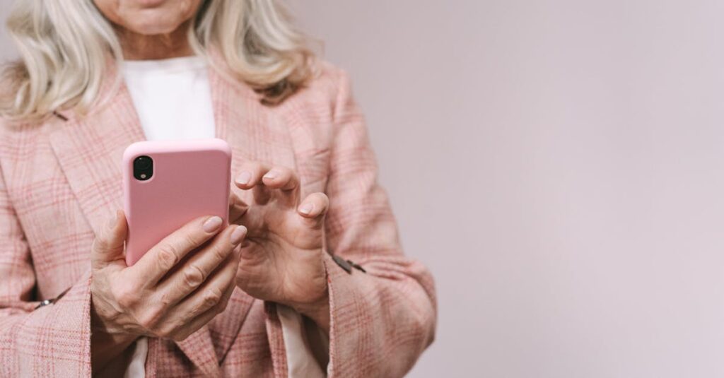 50代・60代がスマホを使ってAIを活用しているイメージ。無理なくAIと付き合うシニアの姿