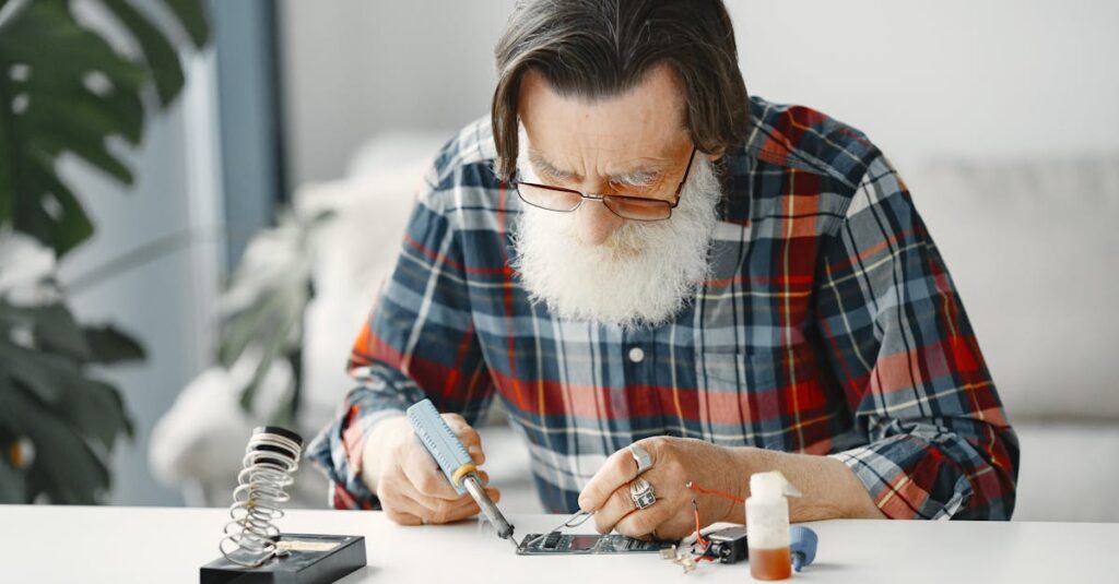 50代・60代のシニアが安心した表情でAIツールを試しているイメージ。慎重に選びながら使う様子