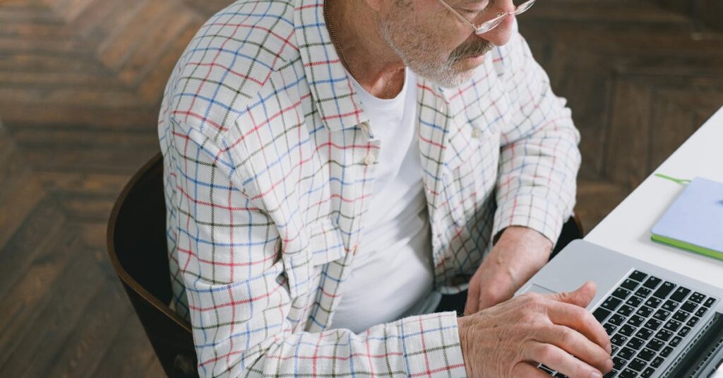 50代・60代が自宅でAIや副業について学んでいるイメージ。落ち着いた環境で学ぶシニアの姿
