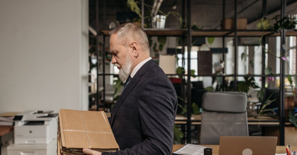 シニアが安全な副業を選ぶためのポイントを考えている様子のイメージ画像