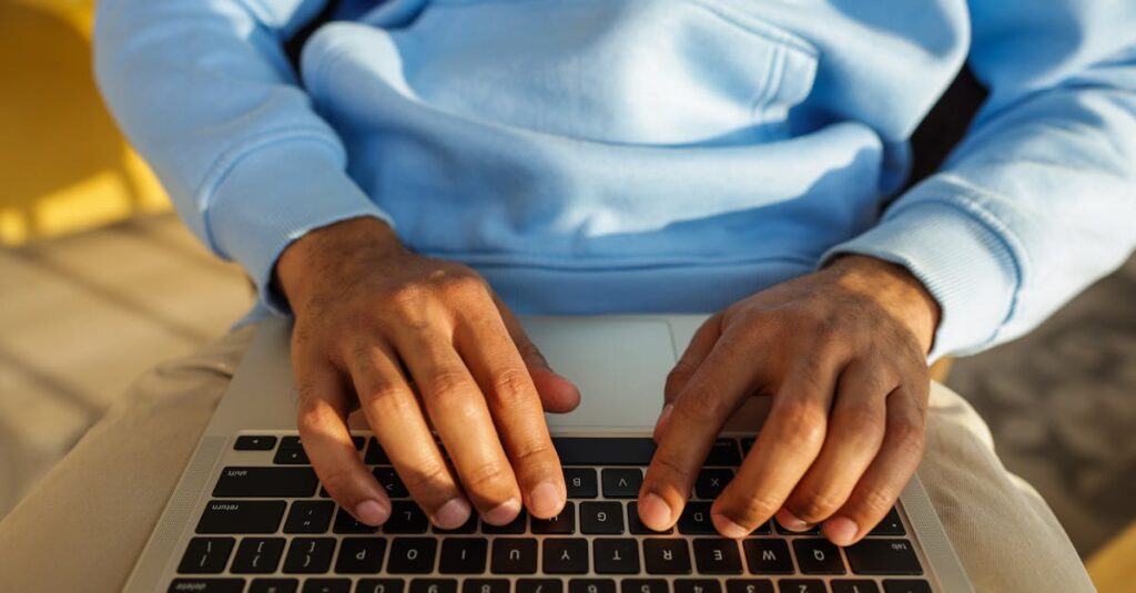 ChatGPTを使って初めてブログ記事を書いてみようとしている様子を示すイメージ画像