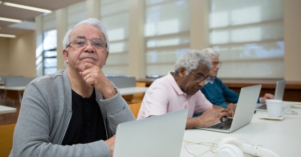 50代・60代のシニアが落ち着いて経験から学び、副業を慎重に進めているイメージ。安心感のある構図