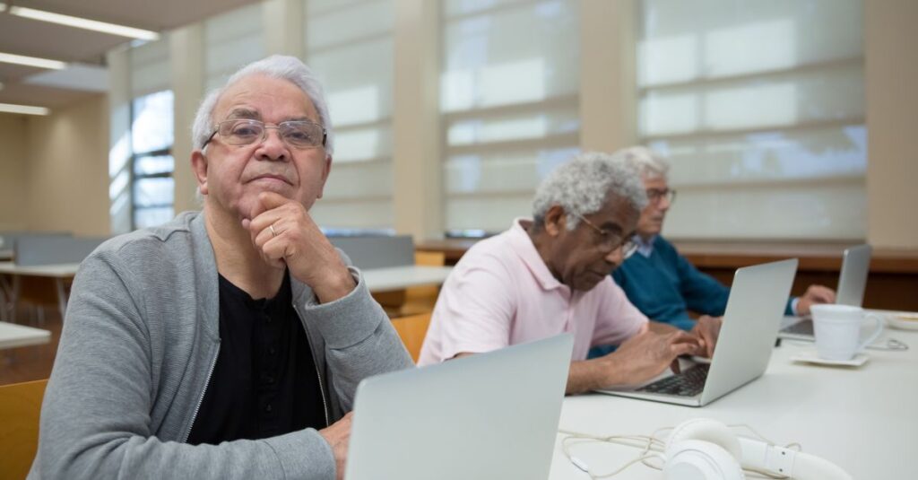 50代・60代のシニアが落ち着いて経験から学び、副業を慎重に進めているイメージ。安心感のある構図
