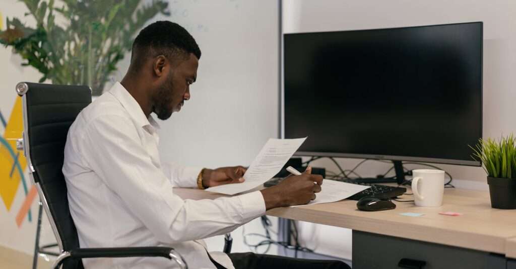 50代・60代のシニアが落ち着いた環境で副業や将来について考えているイメージ。安心して選択肢を検討する様子