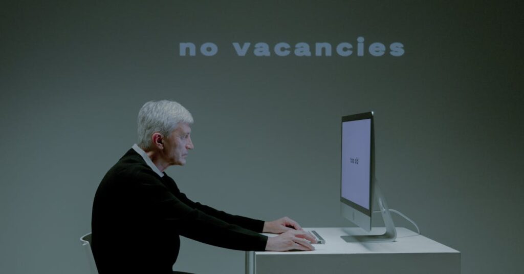 シニアが安全な副業を選ぶためのポイントを考えている様子のイメージ画像